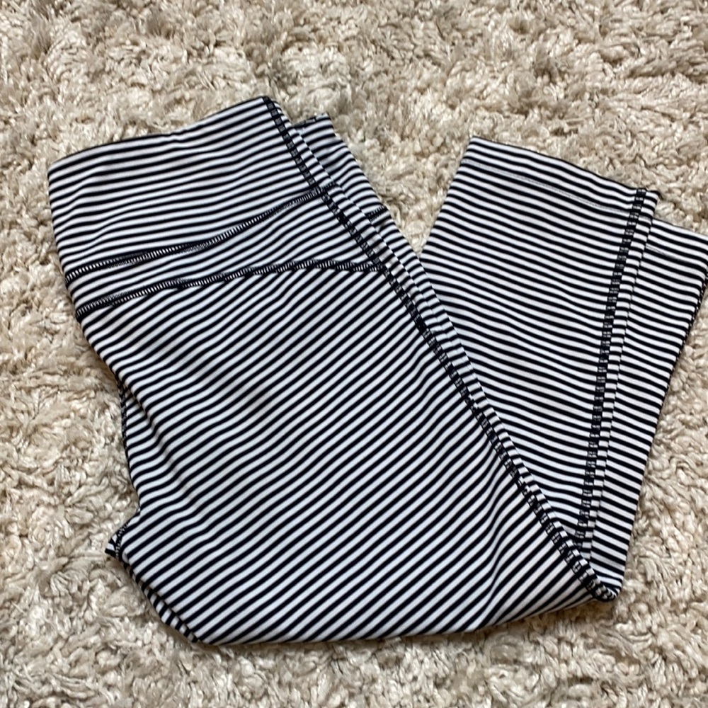 MPG black and white Capri medium leggings